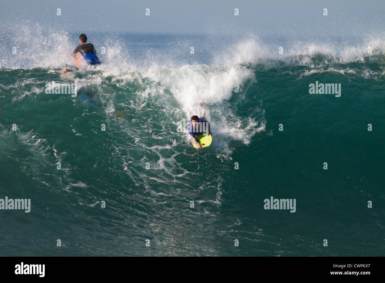 Bodyboarder Surfer a cavallo di un enorme ondata a cuneo di Newport Beach in California nel settembre 2012 Foto Stock