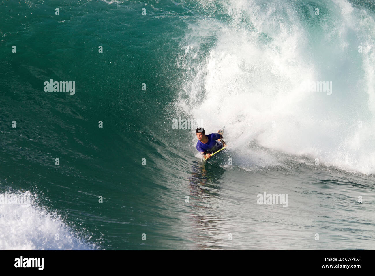 Bodyboarder a cavallo di un enorme ondata a cuneo di Newport Beach in California nel settembre 2012 Foto Stock