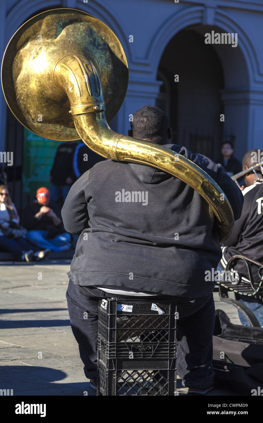 Street performer seduta suonare jazz su una tuba nello storico quartiere francese, New Orleans, Louisiana, Stati Uniti d'America Foto Stock