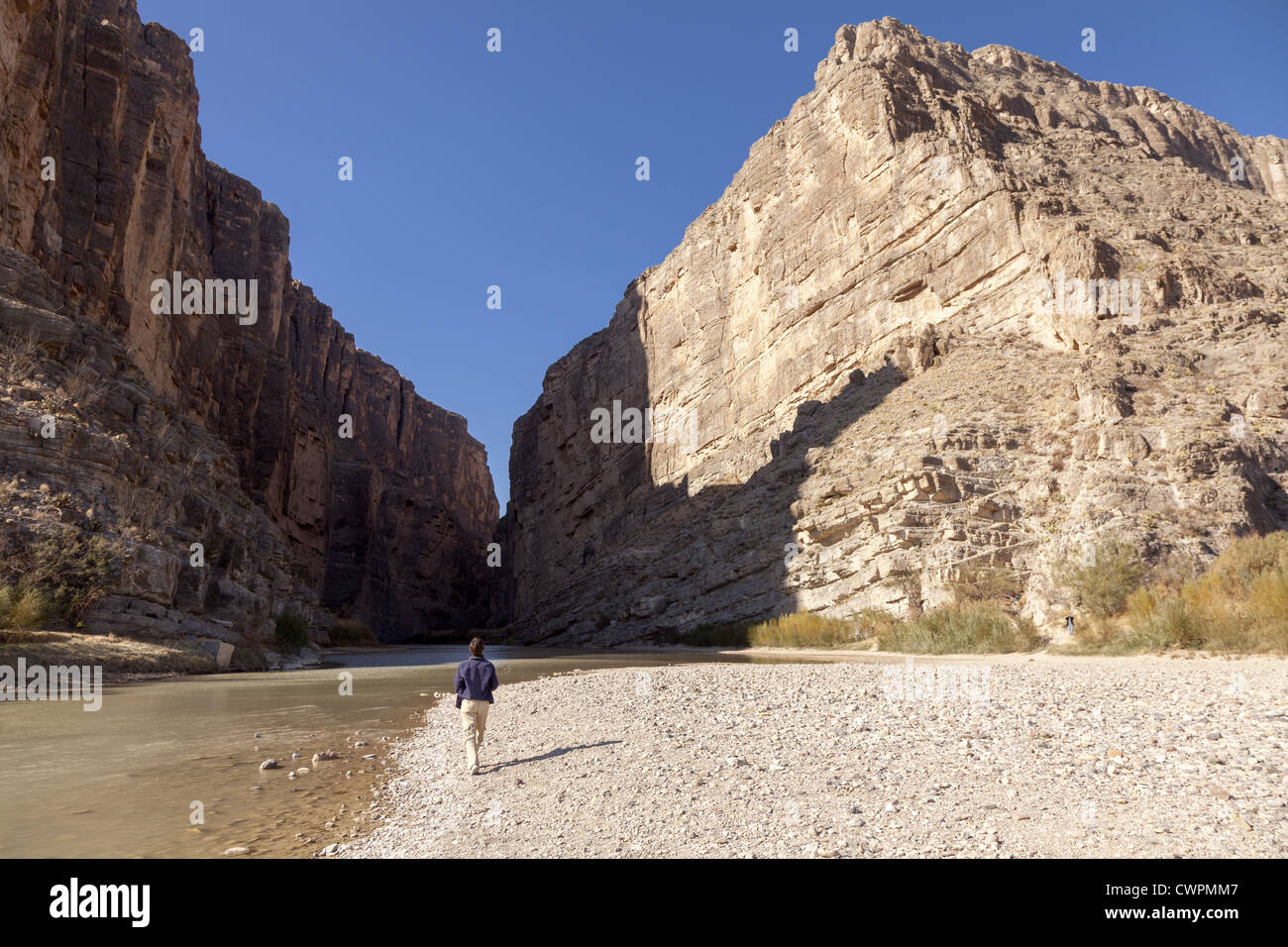 Una persona che cammina verso la Santa Elena Canyon vicino al Messico USA frontiera nel Parco nazionale di Big Bend, Texas, Stati Uniti d'America Foto Stock
