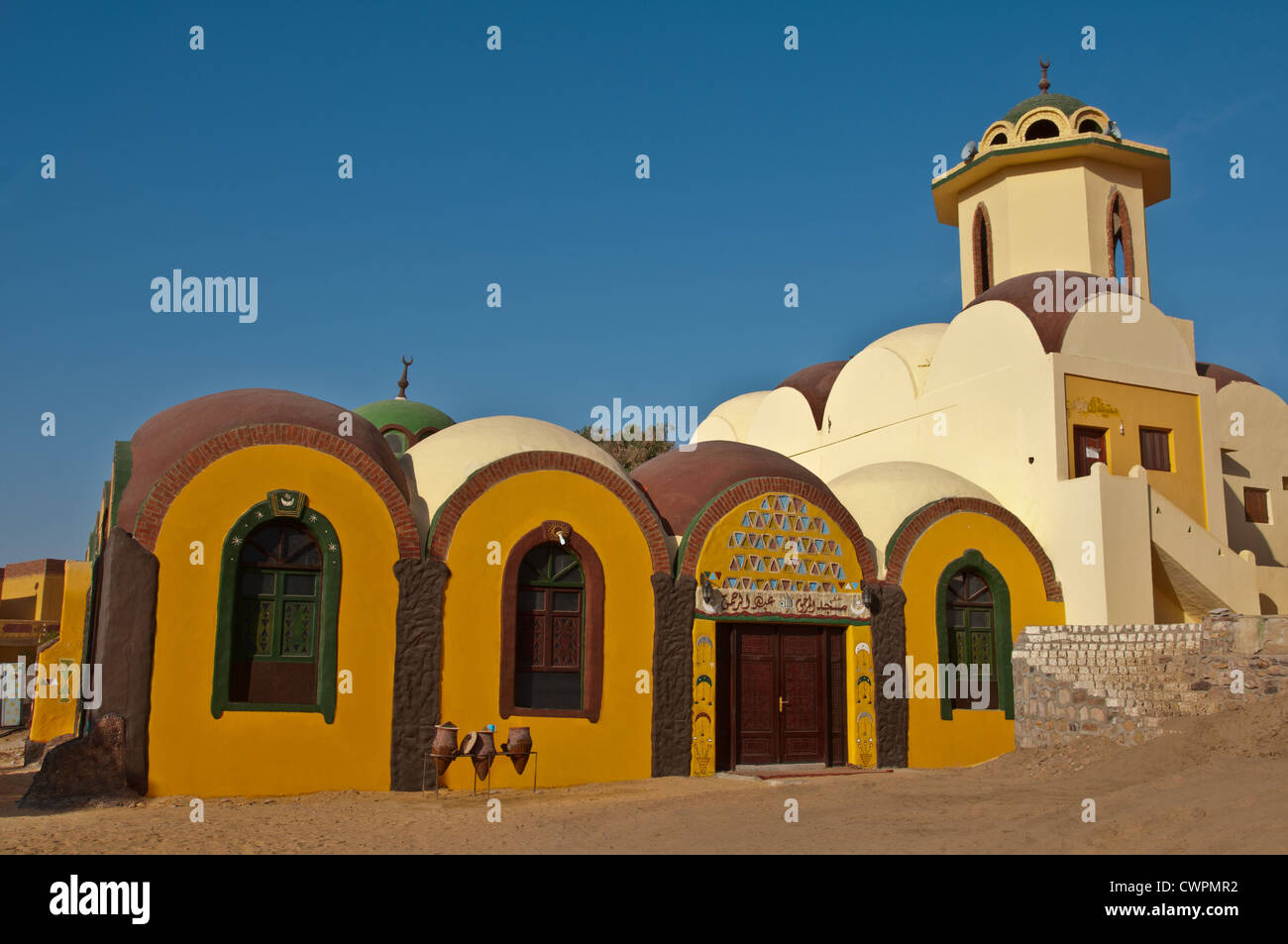 La moschea di Nubian ,Gharb Soheil Nubian Village sulla sponda ovest del Nilo vicino a Aswan Egitto Foto Stock