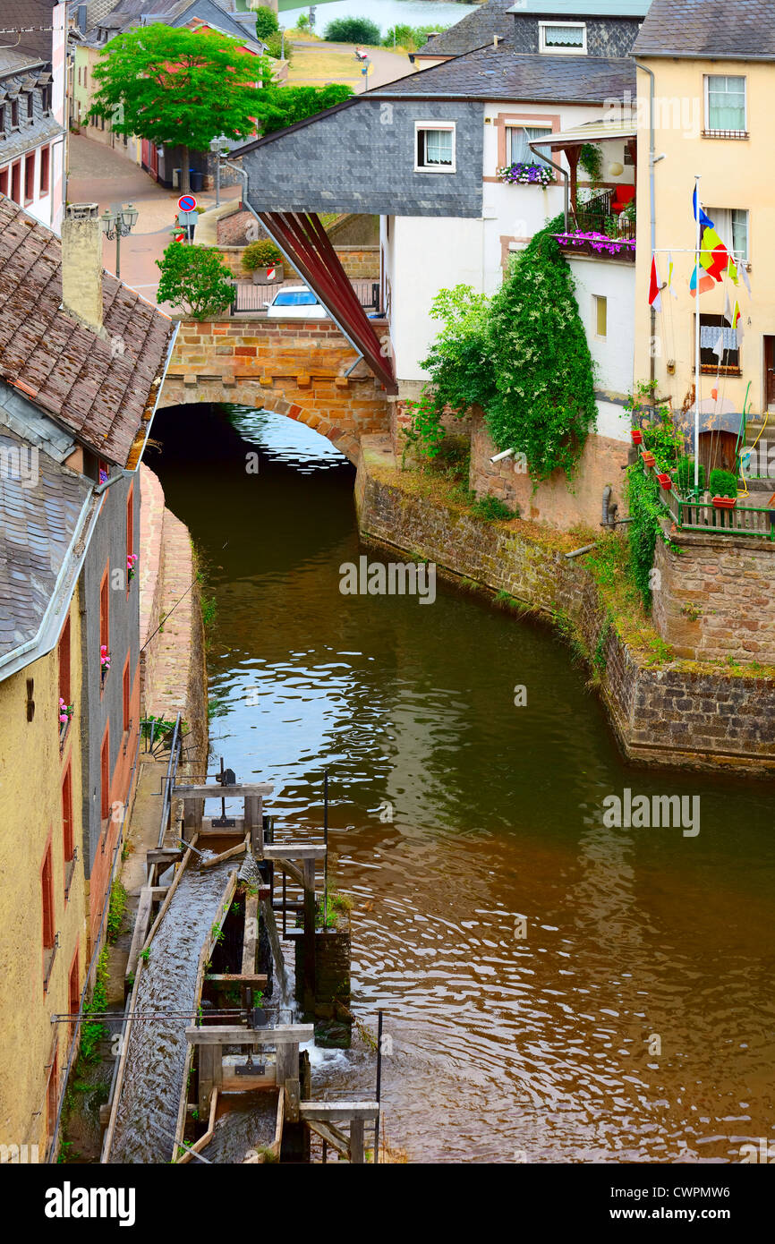 Mill ruote sul flusso di Leuk ( troppo Leukbach ) in Saarburg, Renania-Palatinato, Germania, estate Foto Stock