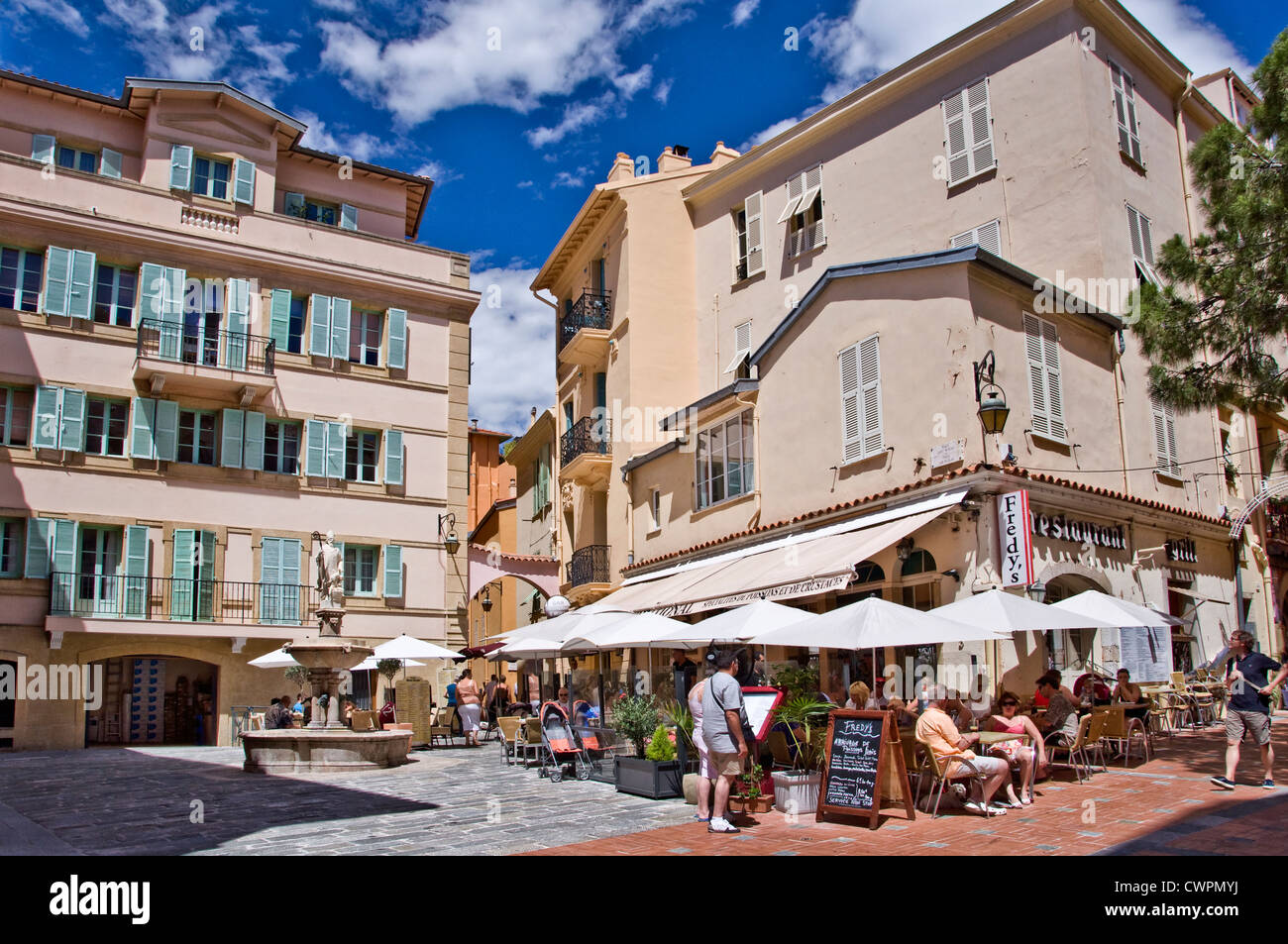 Un ristorante su una piazza di città vecchia sulla Roccia di Monaco Foto Stock