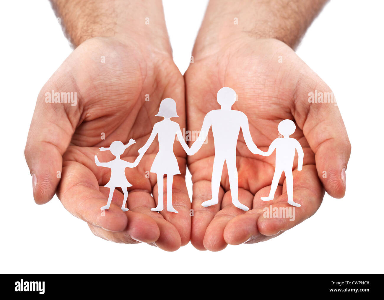 Figure di cartone della famiglia su uno sfondo bianco. Il simbolo di unità e di felicità. Le mani abbraccio delicatamente la famiglia. Foto Stock