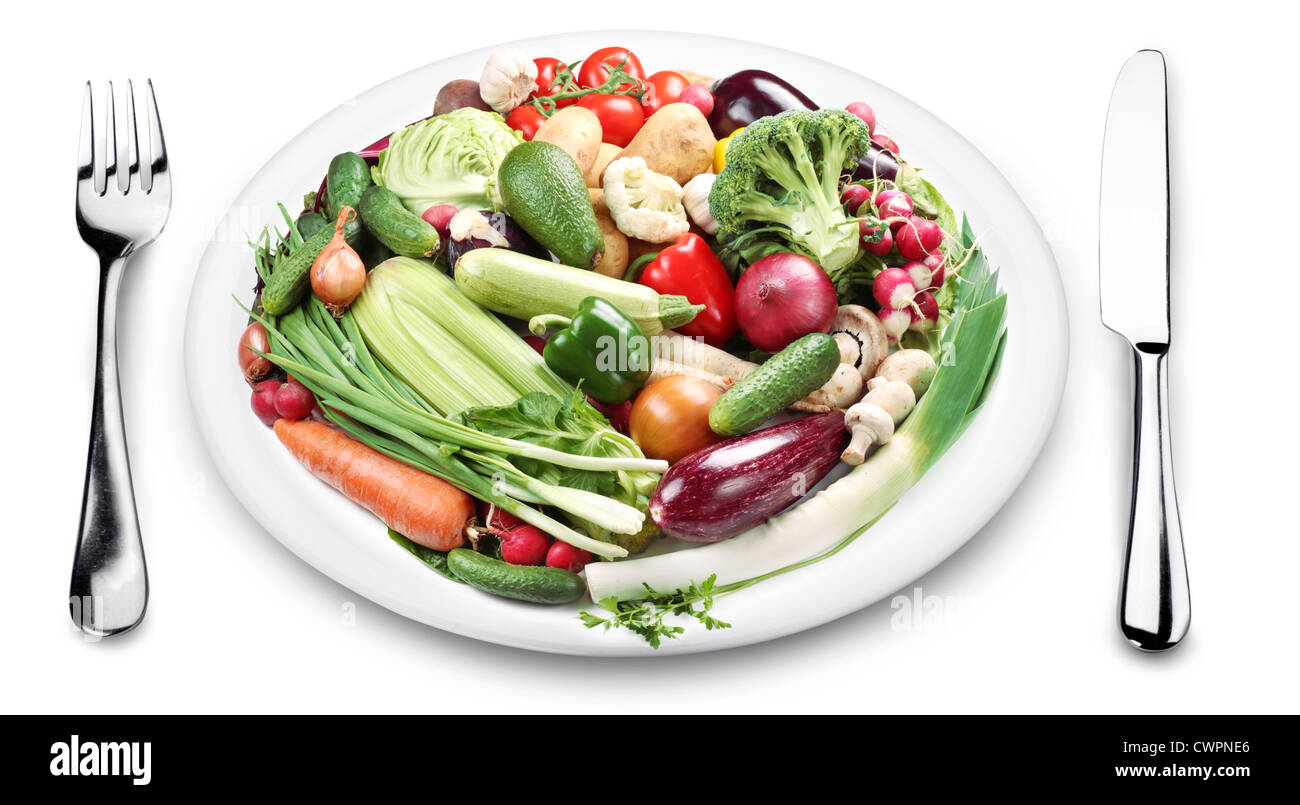 Un sacco di verdure su una piastra. Immagine su sfondo bianco. Foto Stock