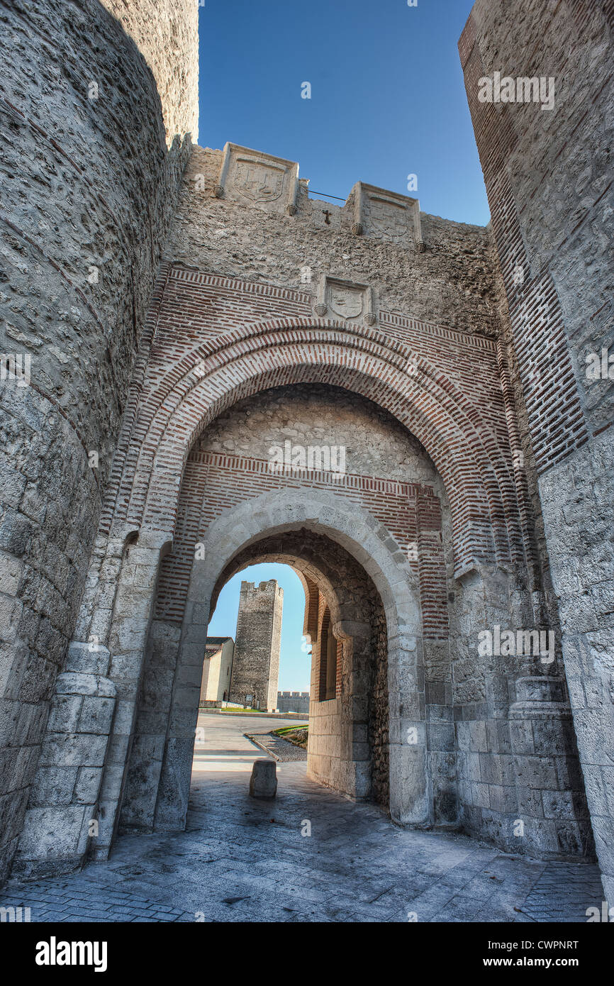 La duecentesca chiesa di San Andrés è visto attraverso la San Basilio arco nelle vecchie mura della città di Cuellar in Spagna Foto Stock