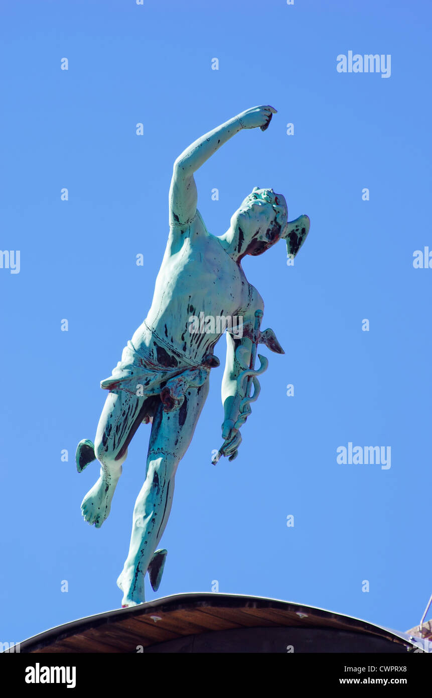 Dio greco Hermes e dio romano Mercurio sul tetto, Vrchlabi, Cechia. Foto Stock