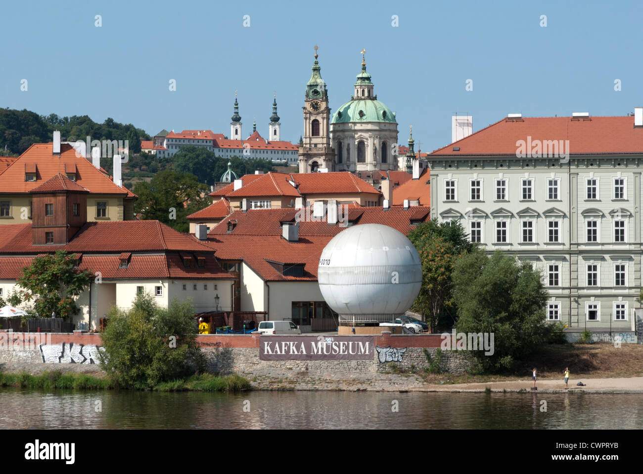 Praga - il fiume Moldava, Kafka Museum e Chiesa di San Nicholas campanili Foto Stock