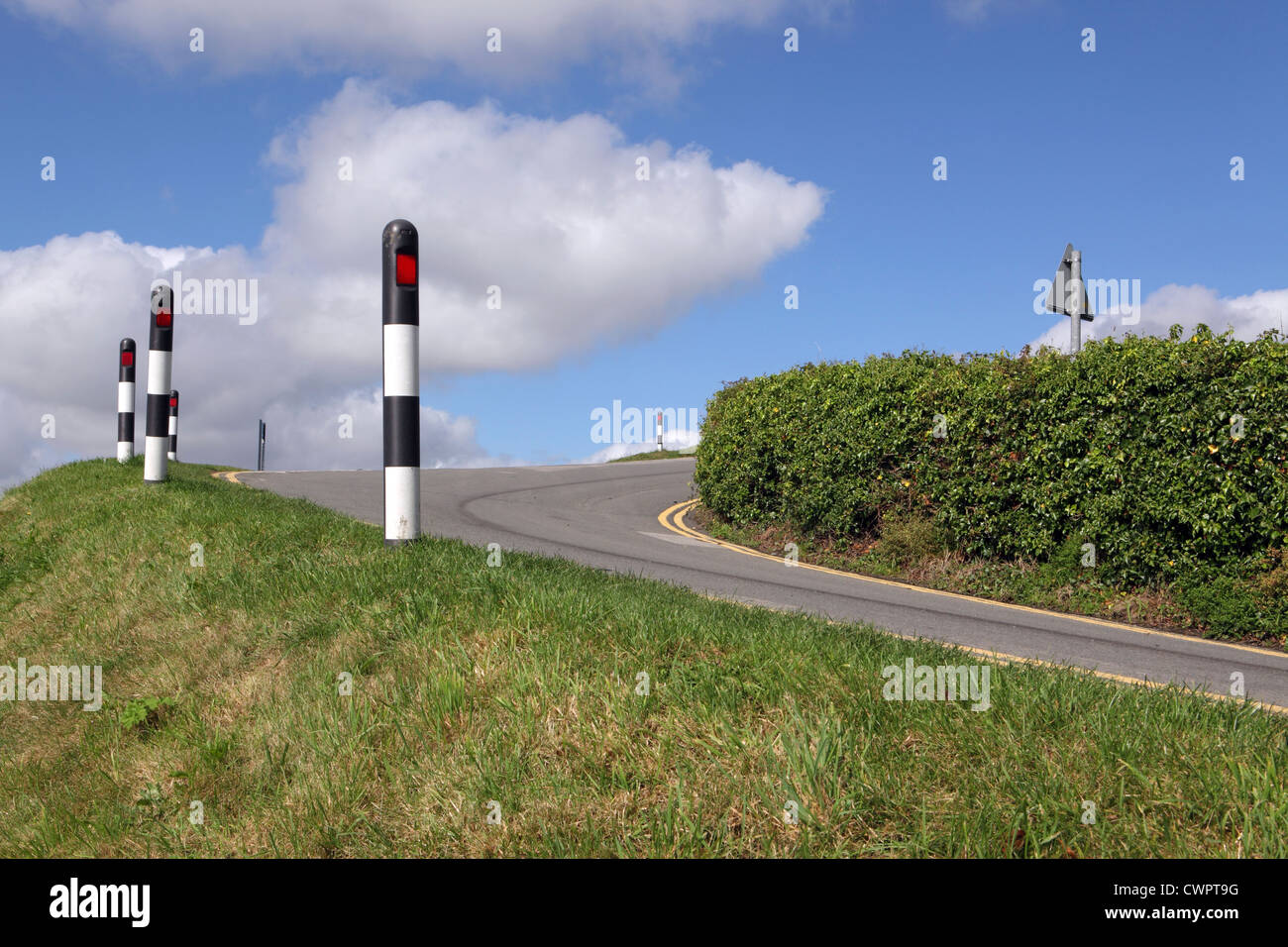 La sicurezza stradale. Angolo cieco, contrassegnati con attenzione il post. Pericolo di incidenti di traffico macchia nera, guidare con cautela. Cornwall, Regno Unito. Foto Stock