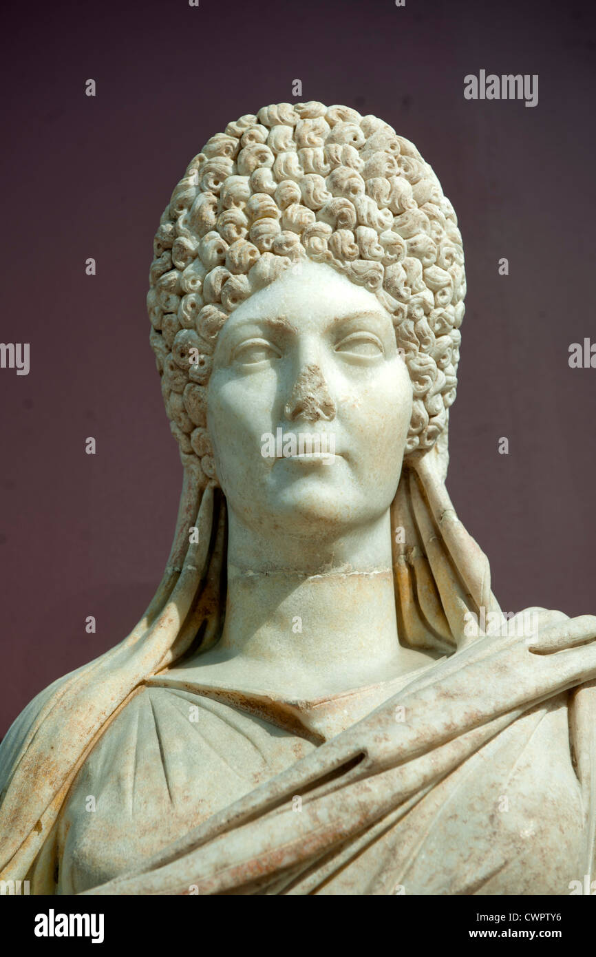 Türkei, Istanbul, Sultanahmet, Archäologisches Museum, statua einer Frau mit bemerkenswerter Frisur. Foto Stock