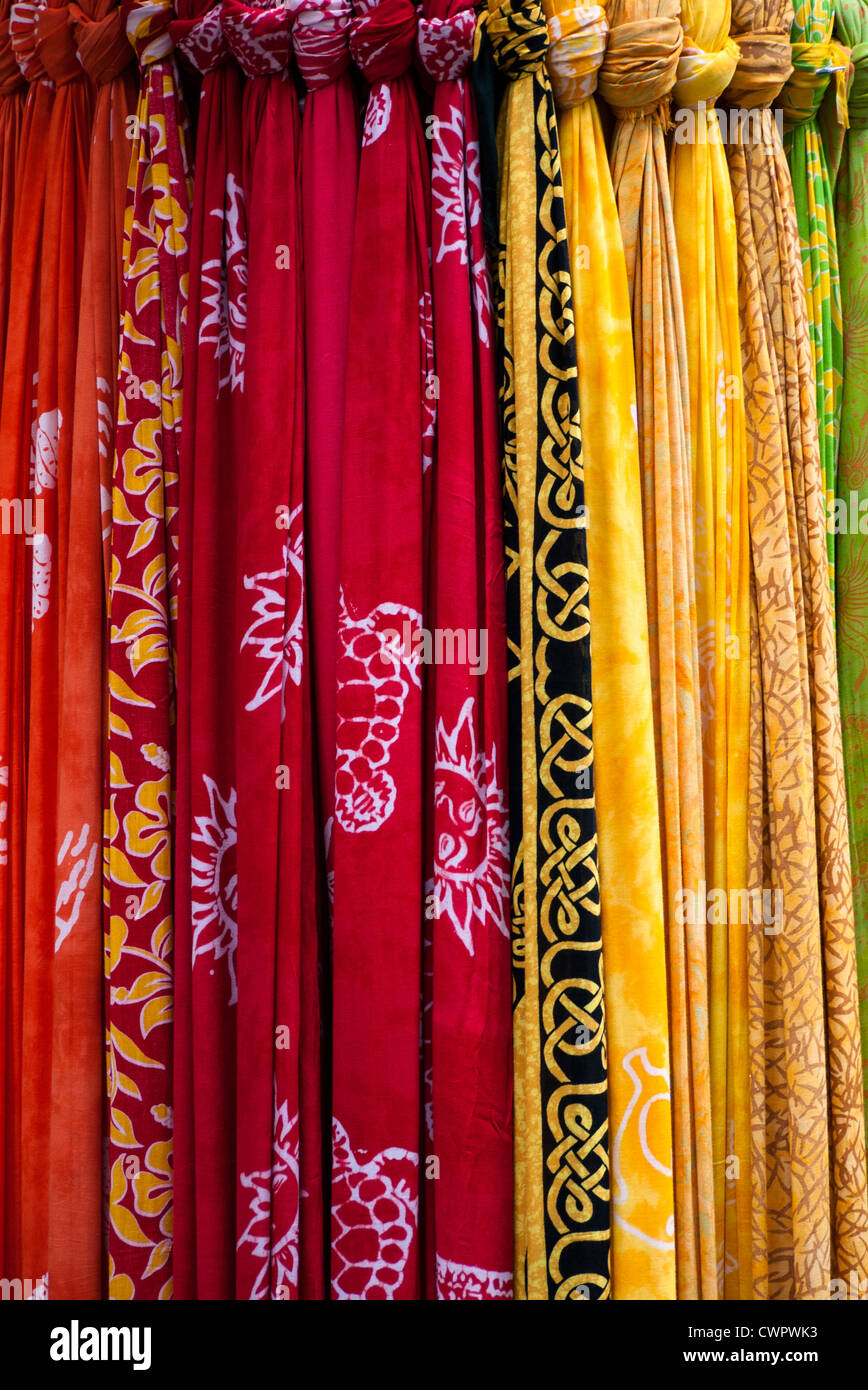 Foulard colorati sul display Foto Stock