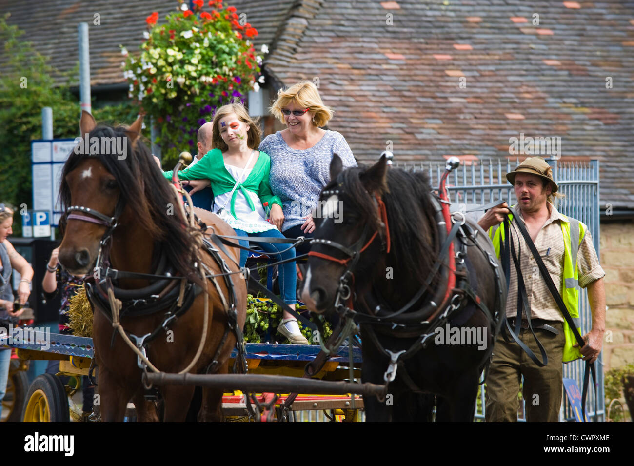 Cavallo e corse del carrello per i visitatori a Bromyard Festival Hop, Bromyard Herefordshire England Regno Unito Foto Stock