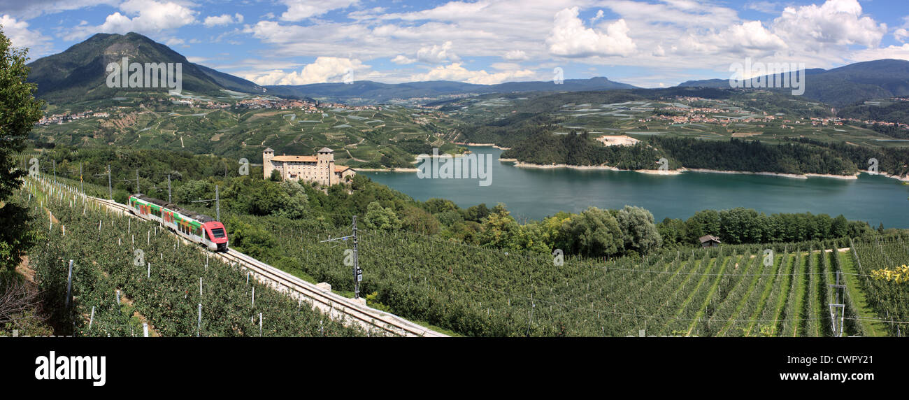 Il Lago di Santa Giustina nei pressi di Cles, Italia Foto Stock