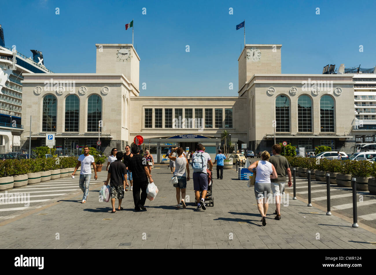 L'ingresso al porto di mare di Napoli a Piazzale Stazione Marittima. Foto Stock