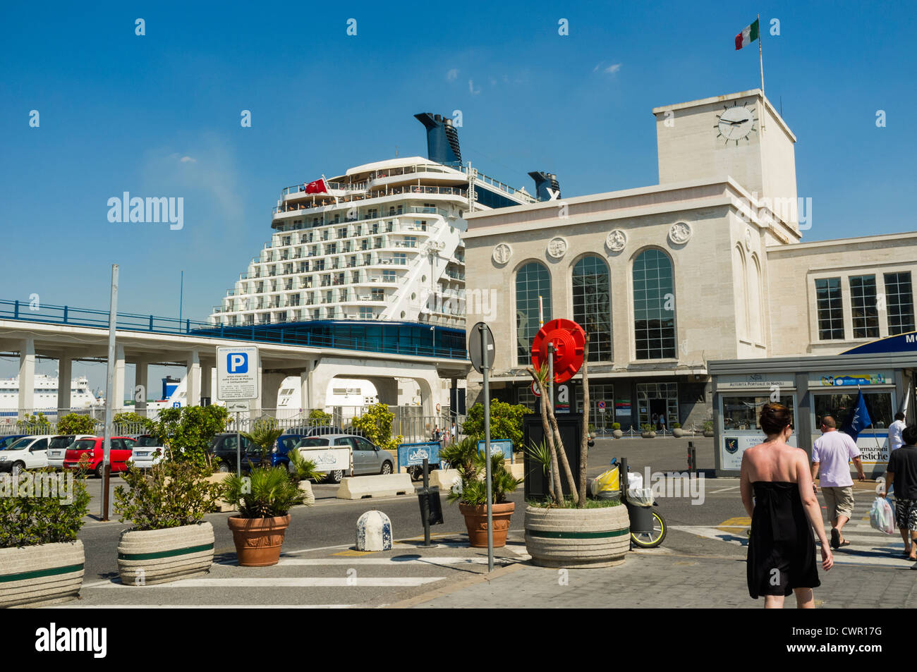 L'ingresso al porto di mare di Napoli a Piazzale Stazione Marittima con la Celebrità Solstice crociera sulla sinistra. Foto Stock