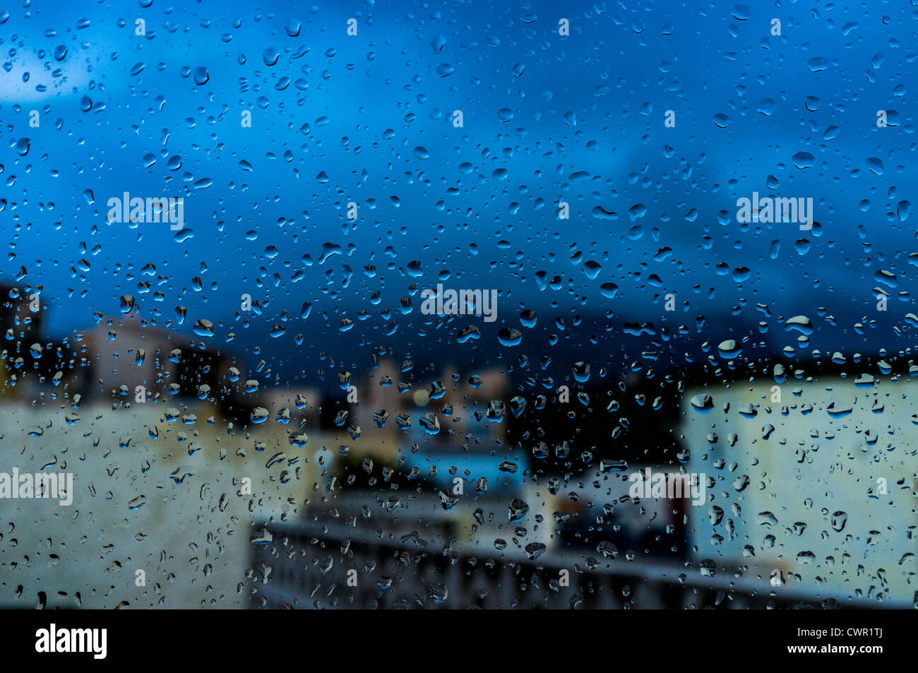 Gocce di pioggia su un vetro di finestra. Foto Stock