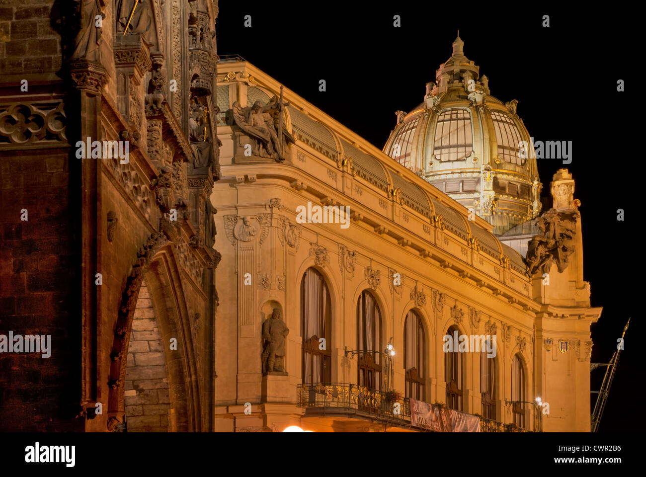 Praga - Casa Municipale Hall (Obecni Dum) e la torre di polvere e di notte - Stare Mesto, Centro Storico Foto Stock