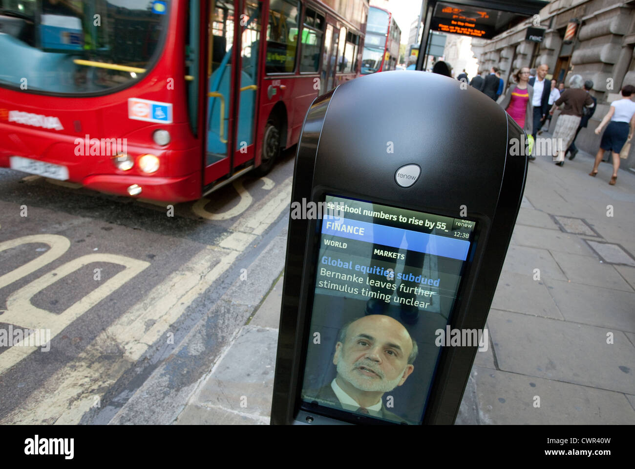 Finanziari e altre notizie sullo schermo sui cassonetti per il riciclaggio nella City di Londra Foto Stock