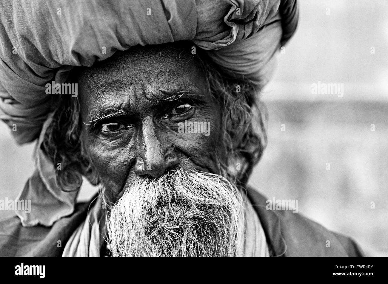 Sadhu anziani indossando un grande turbante. Varanasi, Uttar Pradesh, India Foto Stock