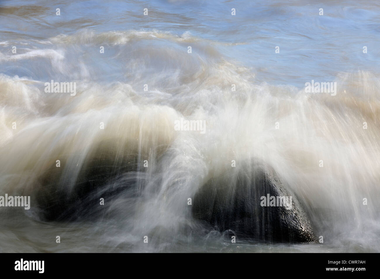 Litorale di rocce e onde che si infrangono lungo la riva del Lago Winnipeg, Hecla Parco Provinciale, Manitoba, Canada Foto Stock