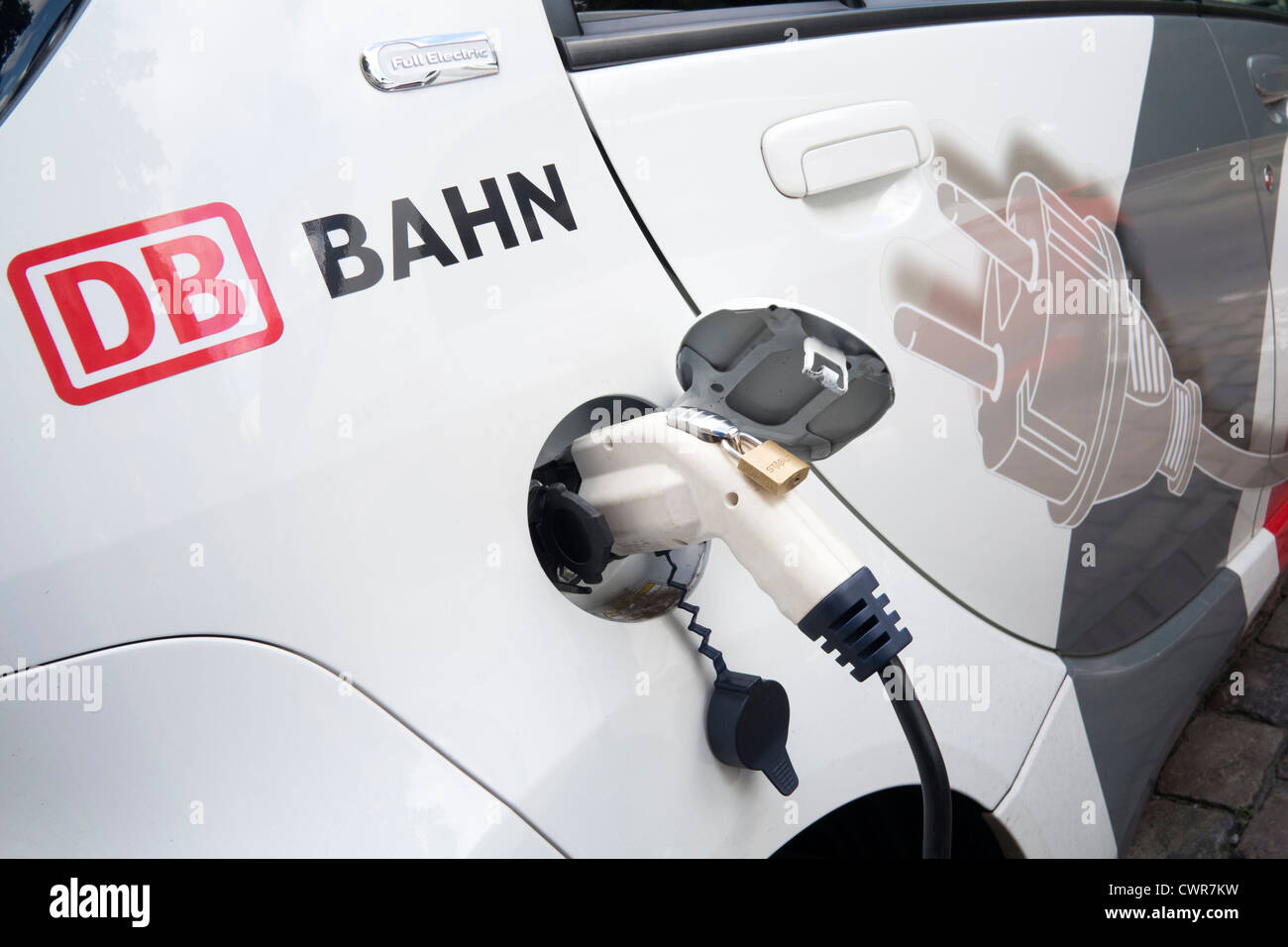 Flinkster elettrico car sharing di carica in auto sulla strada di Berlino Germania Foto Stock