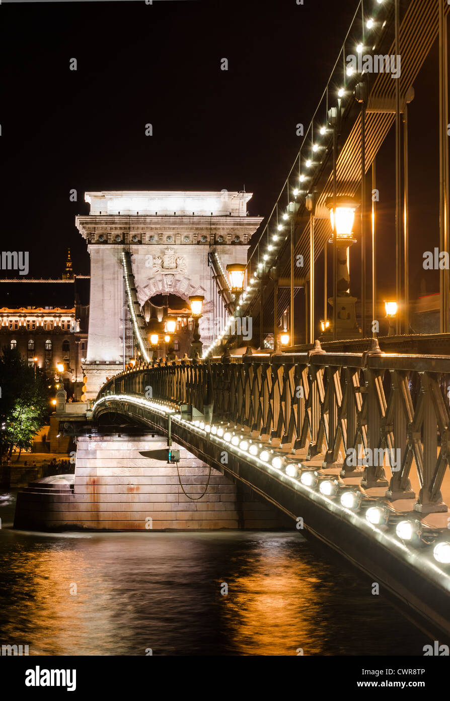 Il Ponte delle catene di Szechenyi è una sospensione ponte che attraversa il fiume Danubio a Budapest, Ungheria. Foto Stock