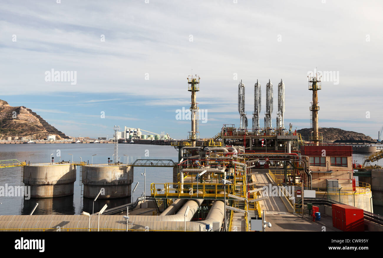 Raffineria di petrolio complesso mediante la costa Foto Stock