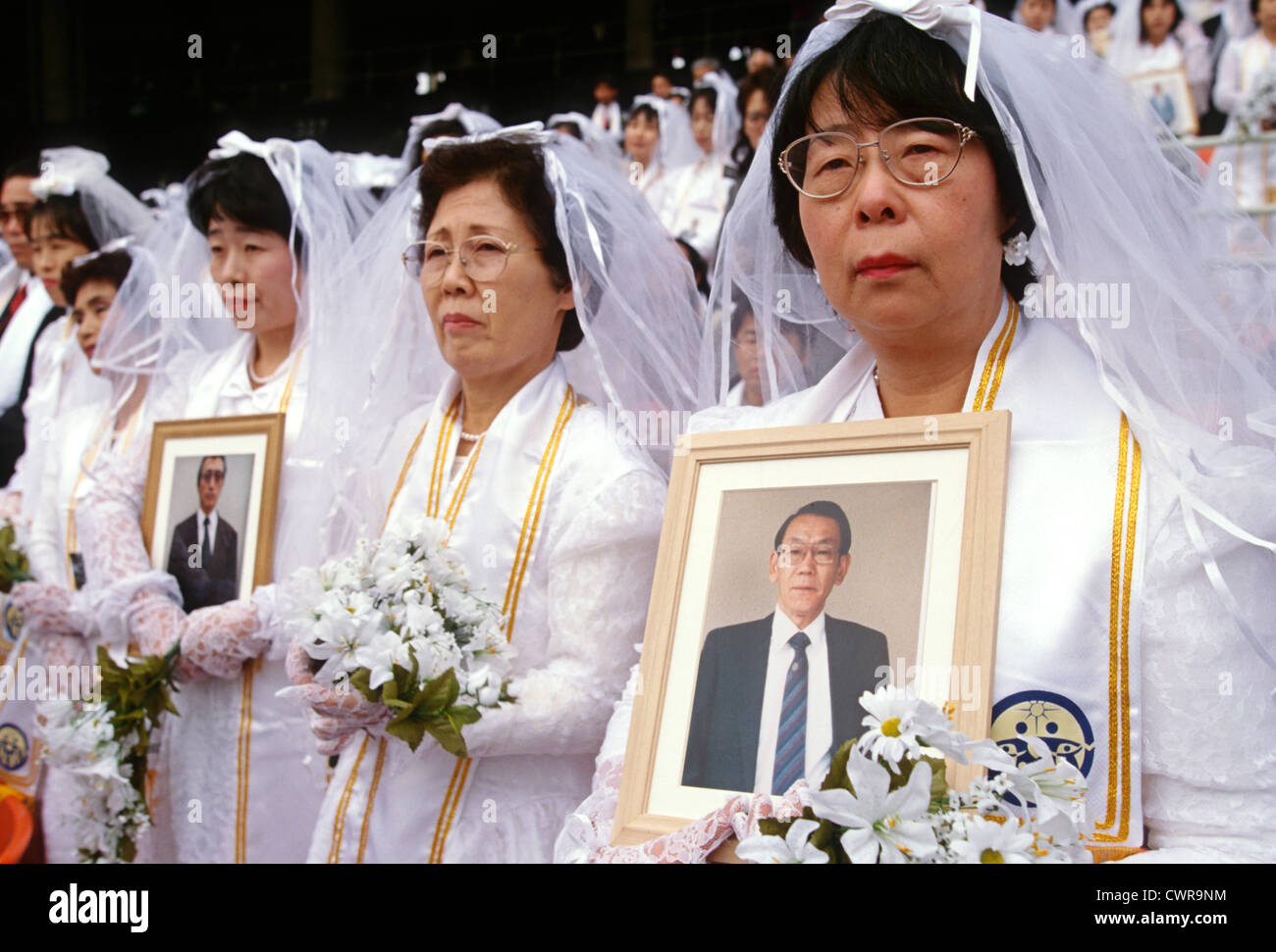 Circa 30.000 coppie sposarsi in una chiesa di unificazione di massa cerimonia di nozze a RFK Stadium Novembre 29, 1997 a Washington, DC. Foto Stock