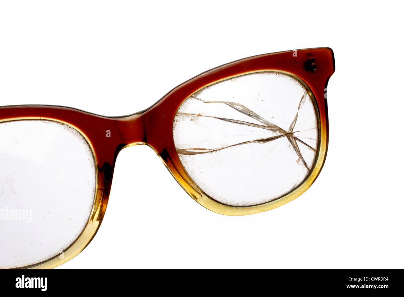 Una vecchia tromba cerchiati di occhiali con una lente incrinato Foto Stock