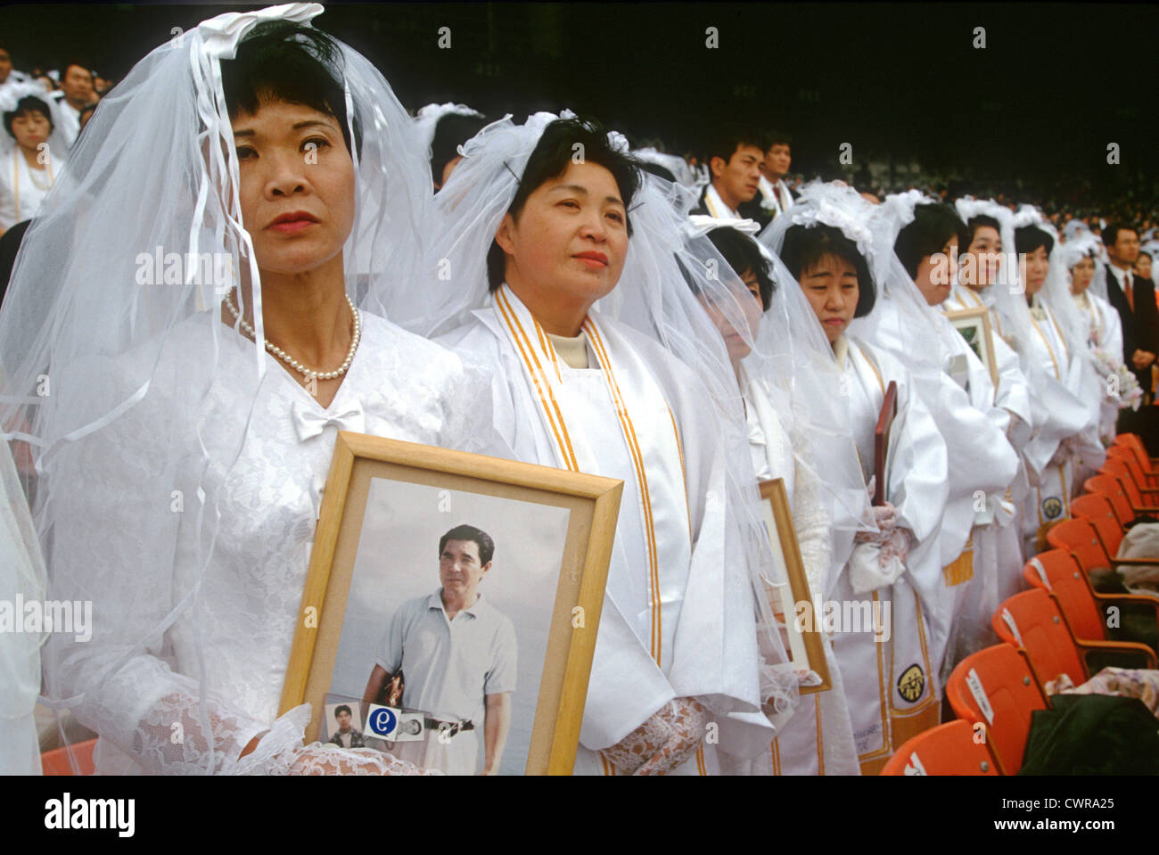 Circa 30.000 coppie sposarsi in una chiesa di unificazione di massa cerimonia di nozze a RFK Stadium Novembre 29, 1997 a Washington, DC. Foto Stock