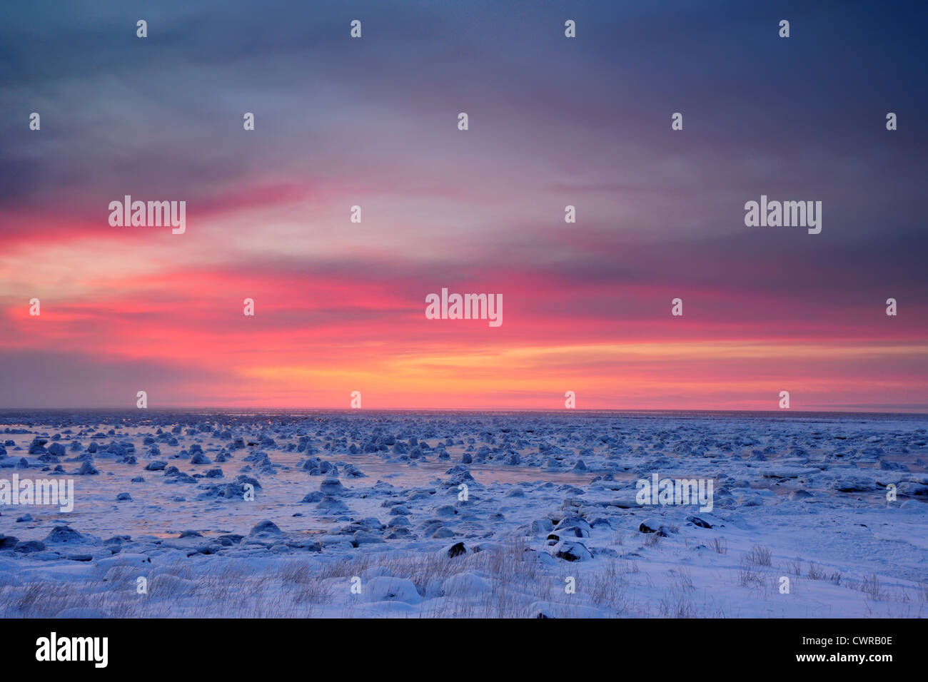 Sunrise cieli al di sopra della Baia di Hudson in inizio inverno, guarnizione patrimonio fluviale Lodge, Churchill, Manitoba, Canada Foto Stock