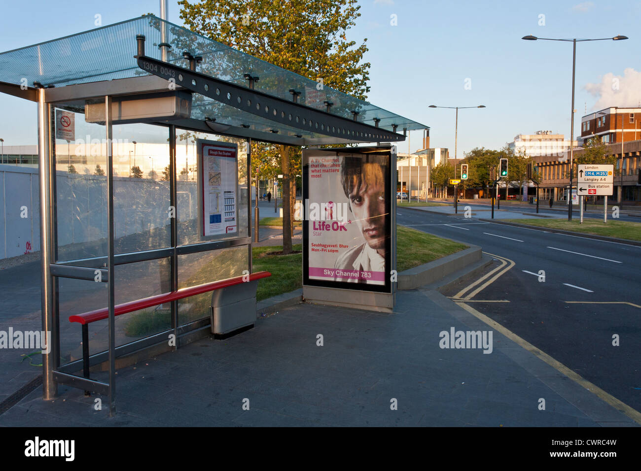 Un cartellone pubblicitario su una fermata degli autobus a Slough, Regno Unito Foto Stock