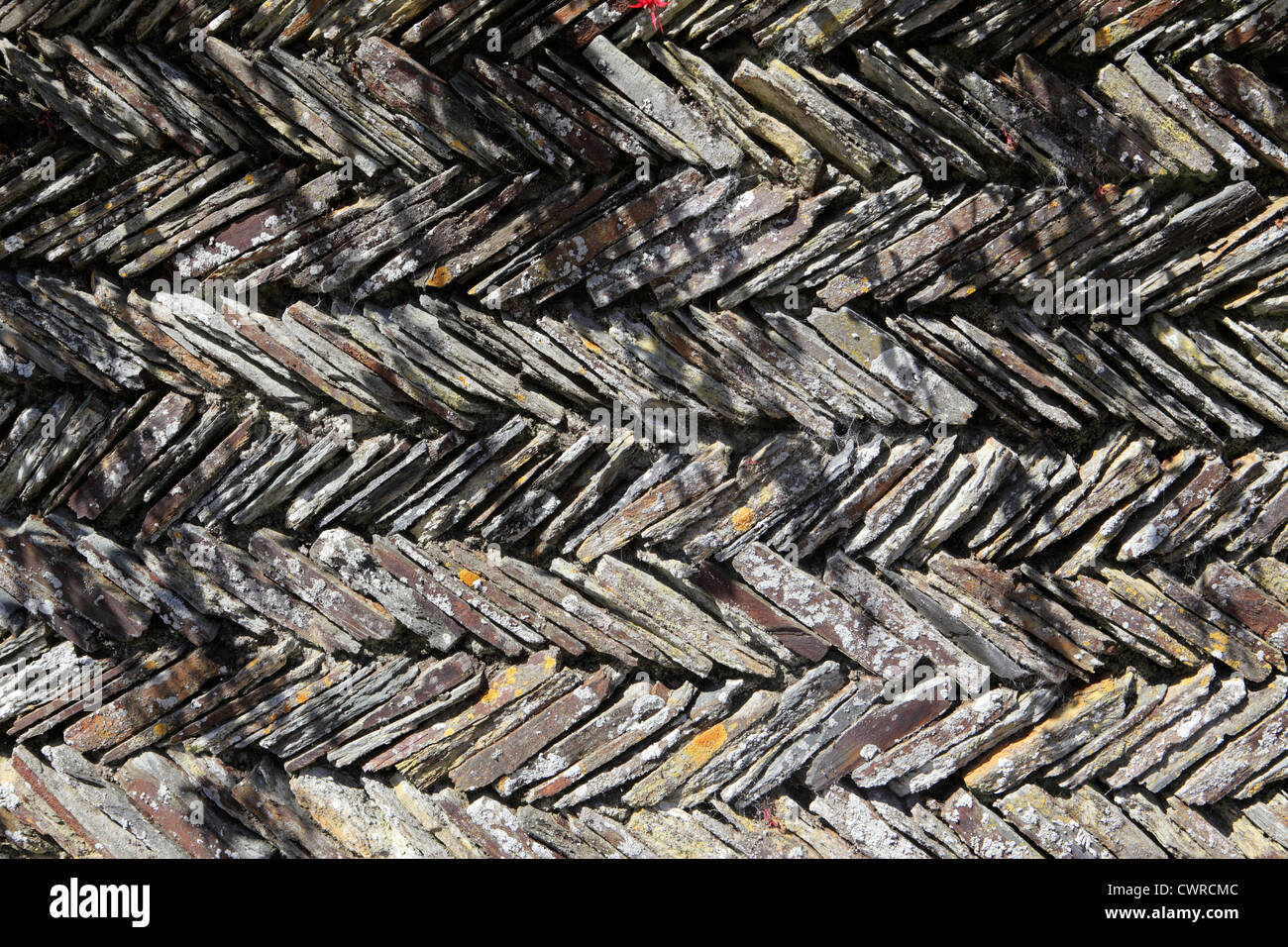 A lisca di pesce modello di stile formante la parete decorativa realizzata in ardesia della Cornovaglia. St Mawes, Cornwall, Regno Unito Foto Stock