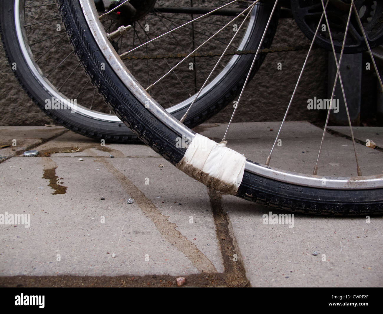 Riparazioni di emergenza per pneumatici di biciclette Foto Stock