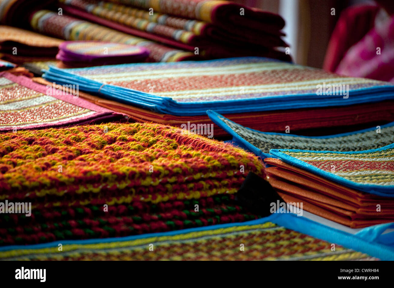 Tappeti indiani sono visualizzati in un negozio di tappeti Foto Stock