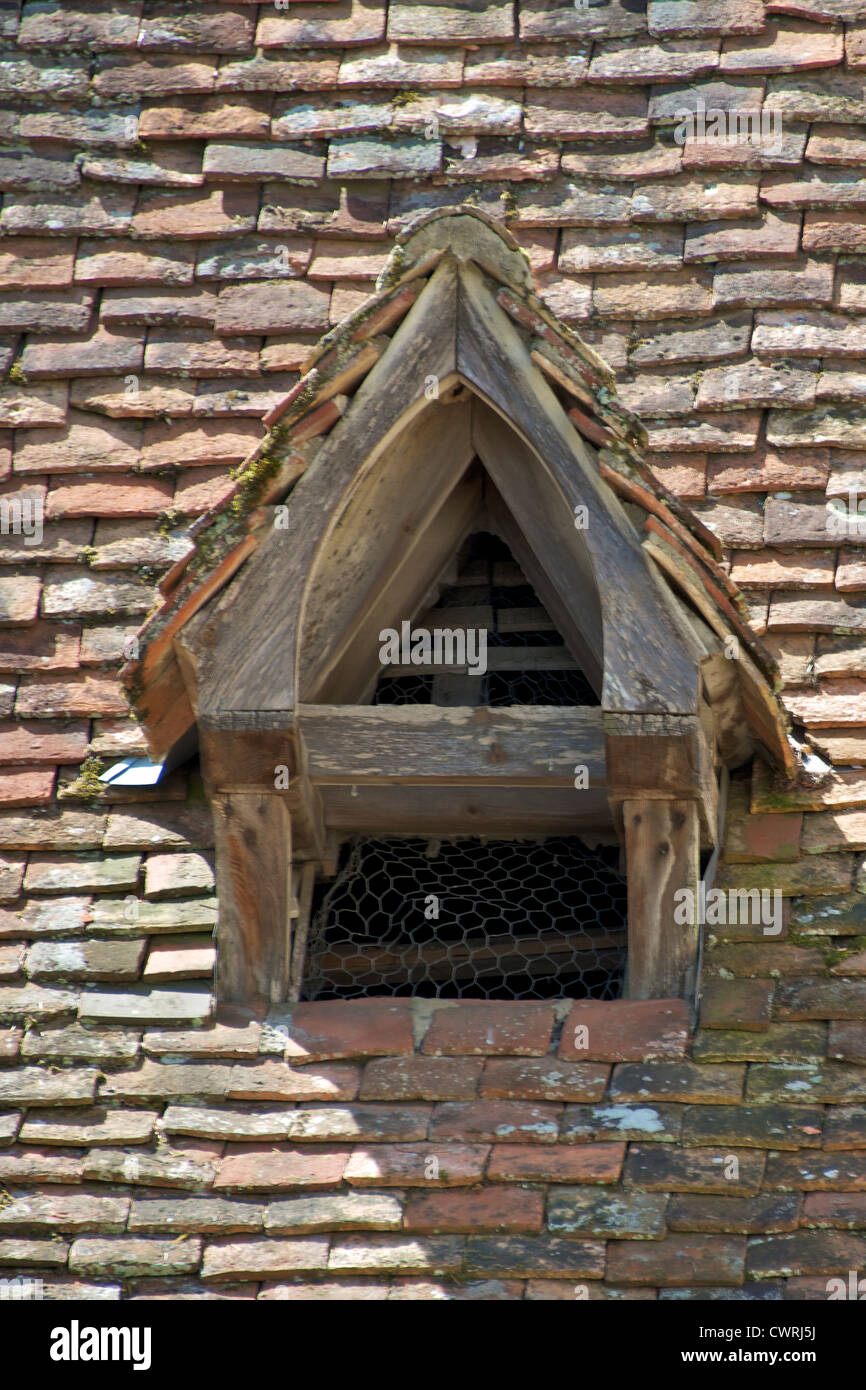 Pigeonier nel tetto di tegole di una parete torre presso il Chateau de Fenelon, Dordogne, Aquitaine, Francia Foto Stock