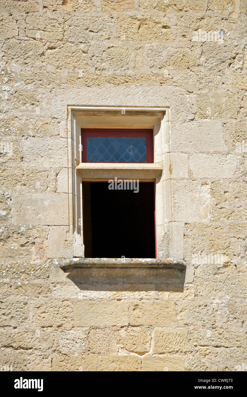 Una finestra in una parete del Chateau de Fenelon, Vallée de la Dordogne, Francia Foto Stock