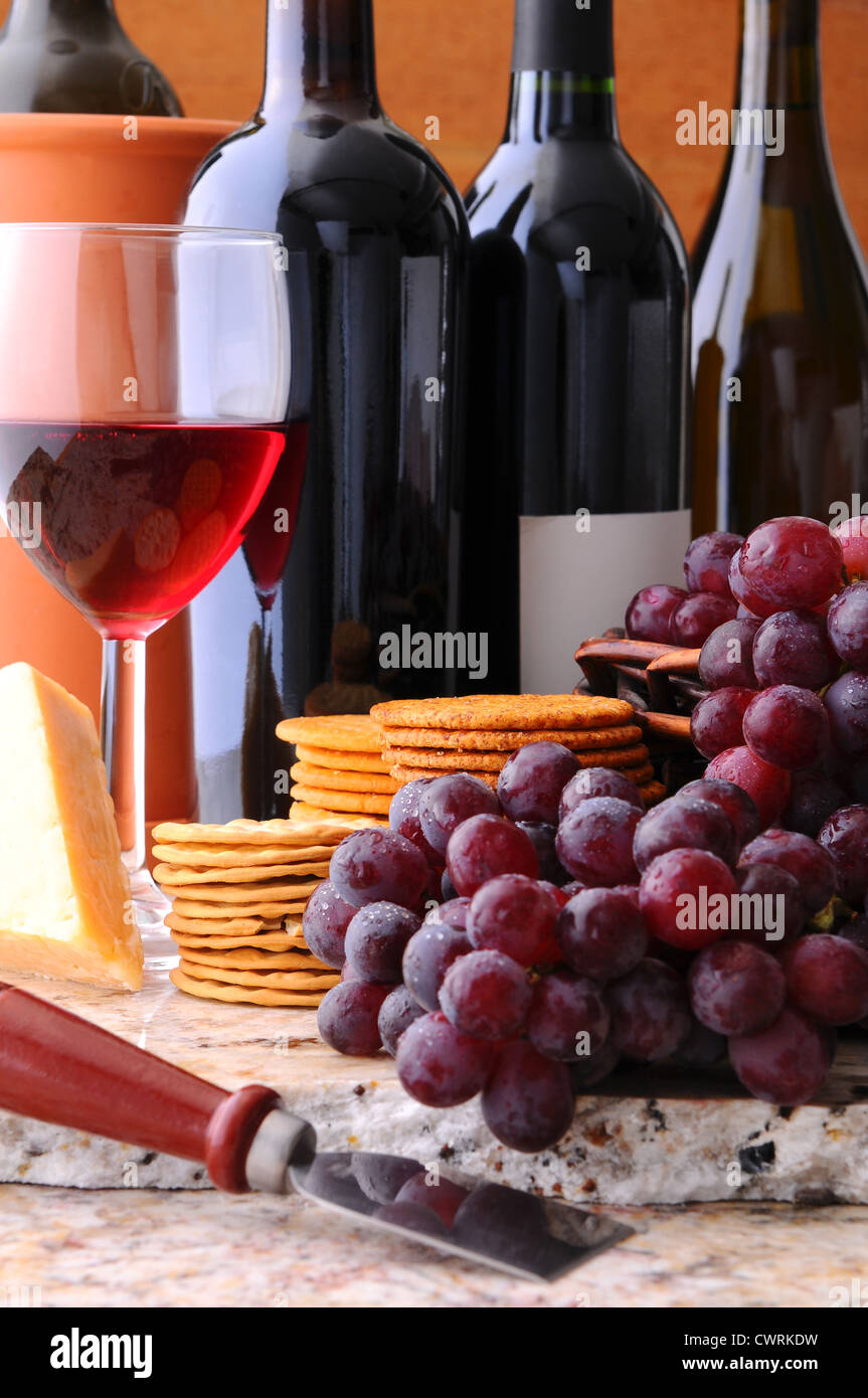 Vino, formaggio, cracker e uva ancora in vita. Formato verticale. Foto Stock