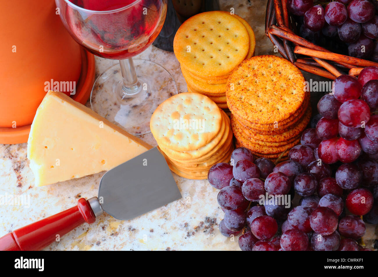 Vino, formaggio, cracker e uva ancora in vita. Formato orizzontale visto da un angolo di alta. Foto Stock