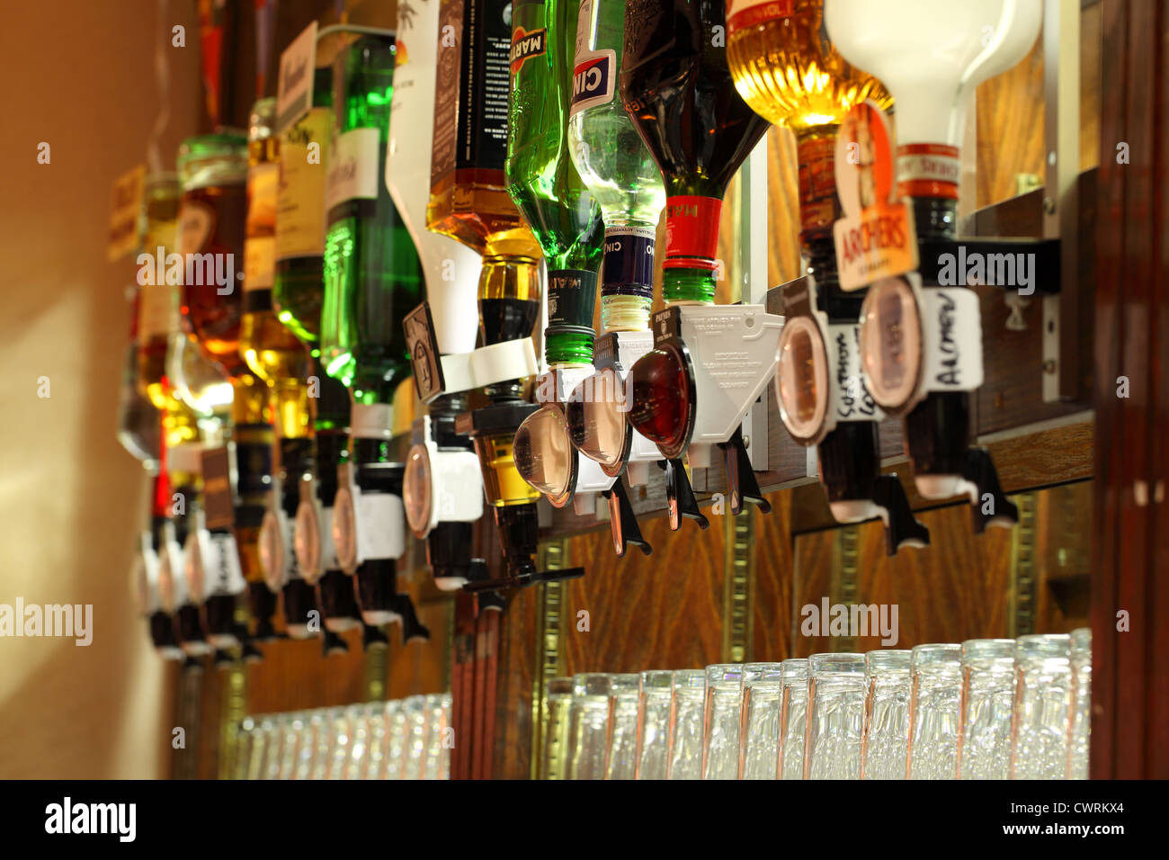 Bottiglie di alcolici con ottica sul visualizzatore in corrispondenza di una barra britannico Foto Stock