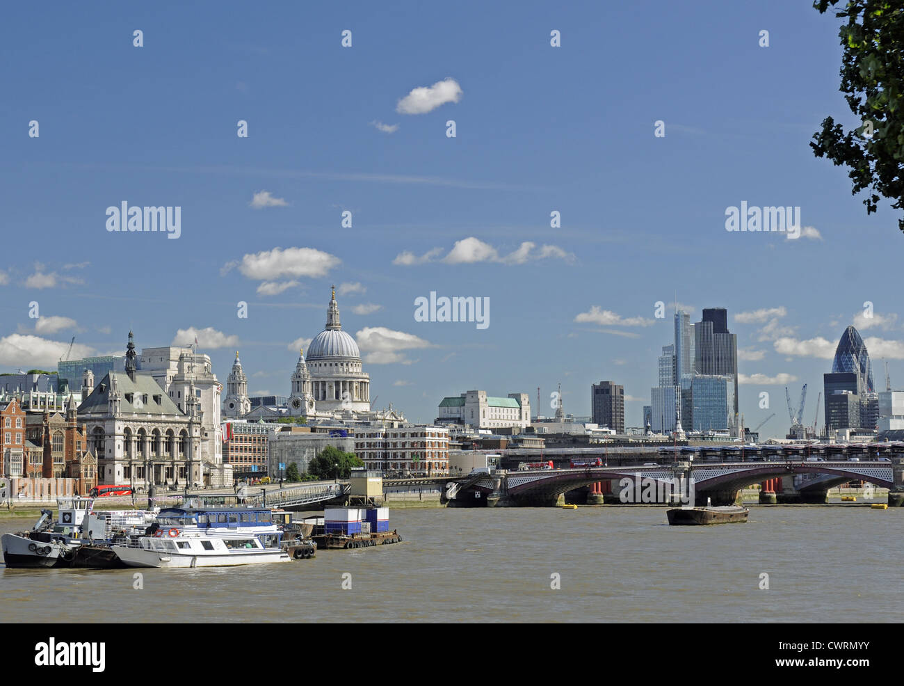 La Cattedrale di St Paul e il fiume Tamigi Londra Inghilterra Foto Stock