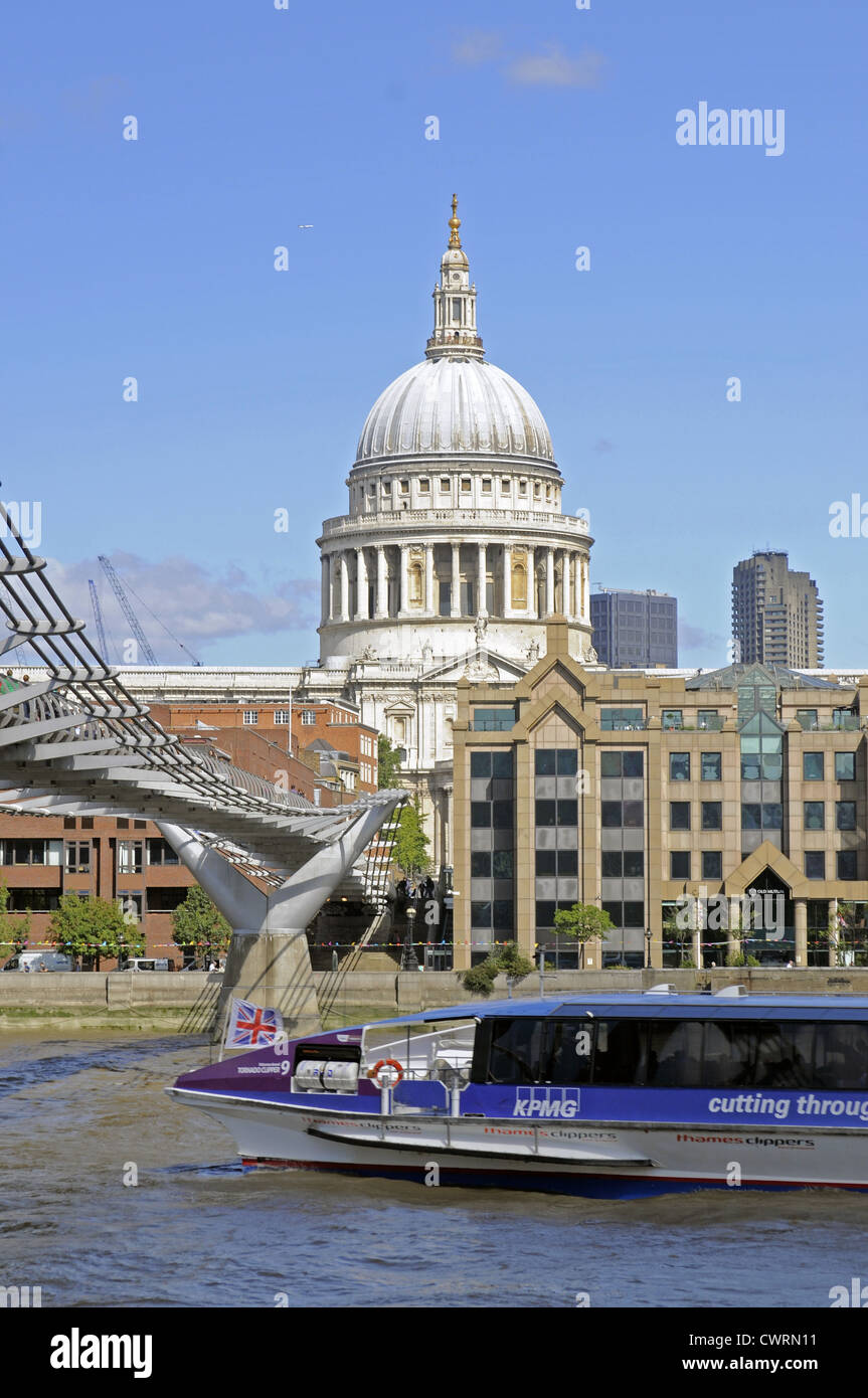 Millennium Bridge e la Cattedrale di St Paul London Inghilterra England Foto Stock