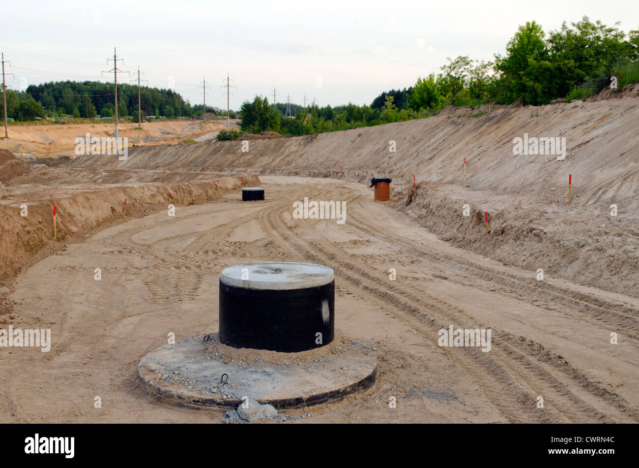 Costruzione di strada preparati. Riempita di ghiaia e acque reflue pozzetti. Foto Stock