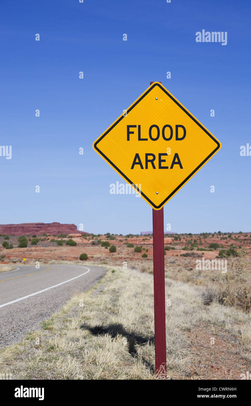 L'immagine verticale di area inondabile segno nel deserto Foto Stock