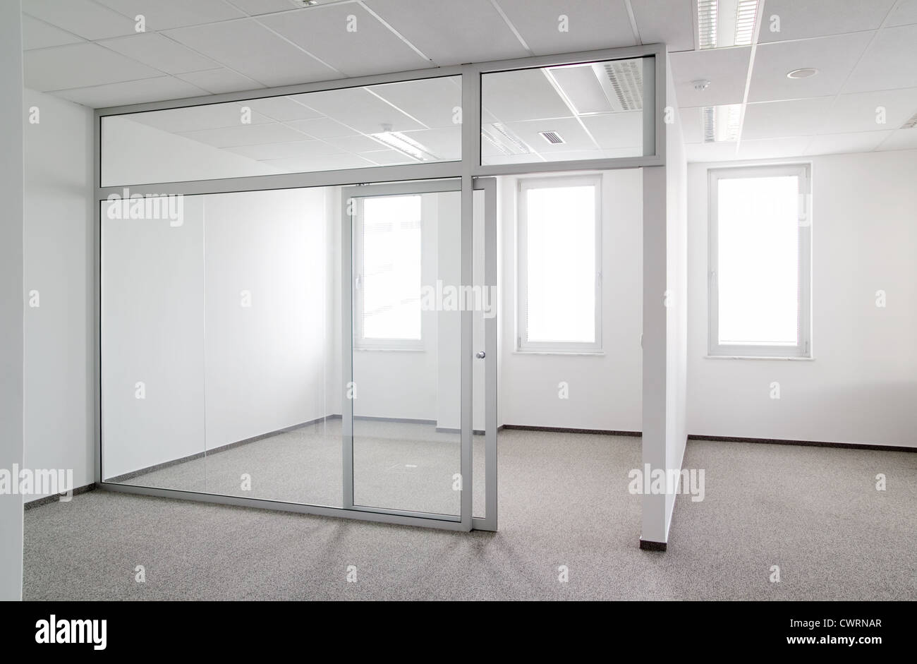 Vuoto Ufficio bianco camera con parete in vetro Foto Stock
