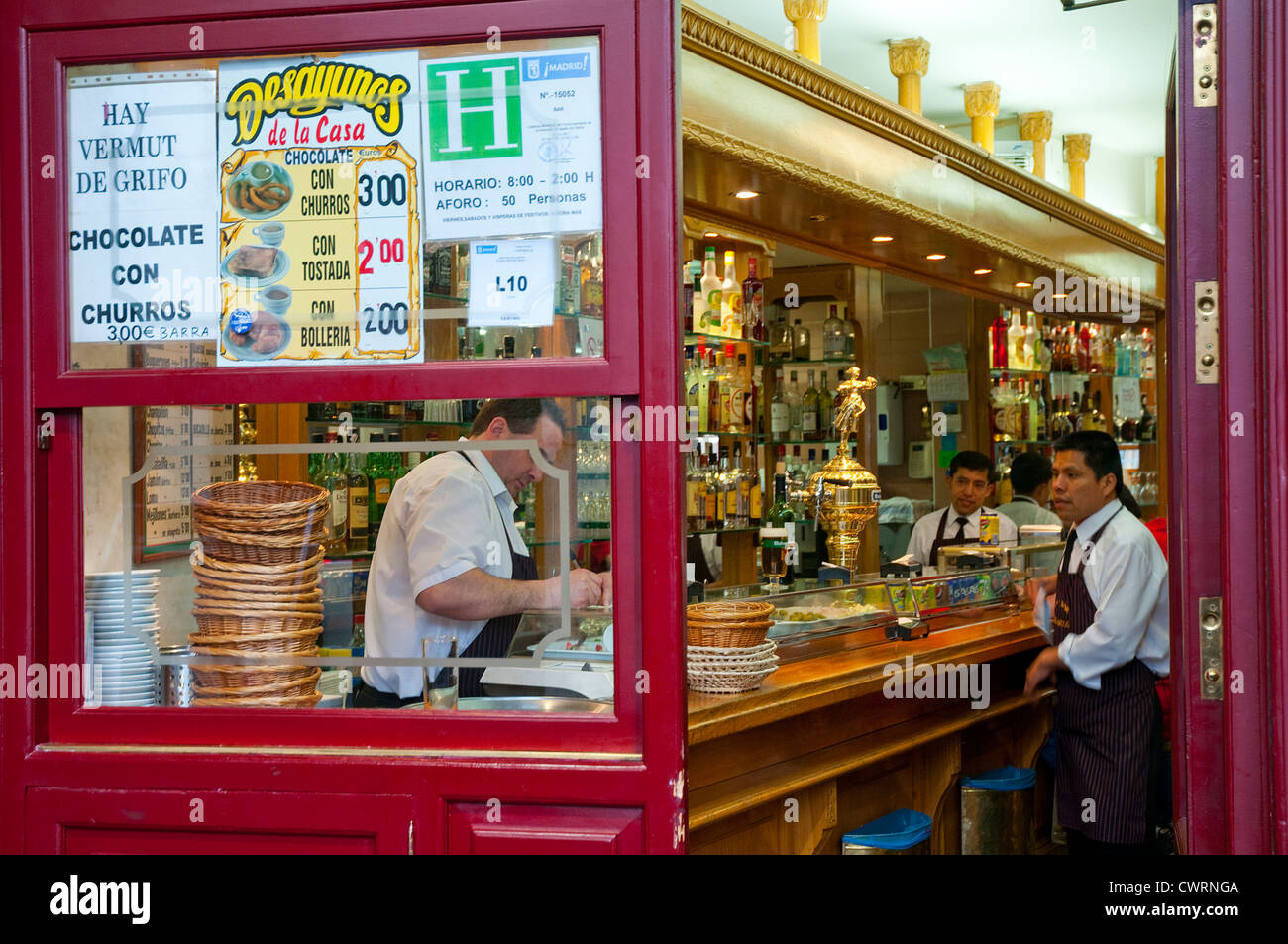 I camerieri in una tipica taverna. La piazza principale di Madrid, Spagna. Foto Stock