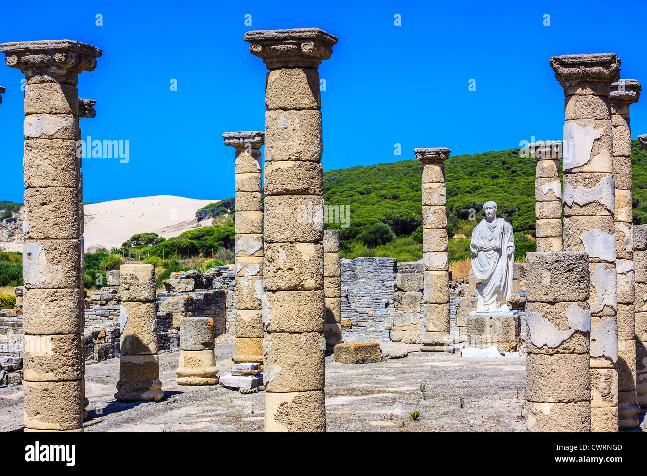 Traiano statua e Basilica presso le rovine Romane di Baelo Claudia a Bolonia beach , Tarifa , Cadice , Andalusia , Spagna Foto Stock