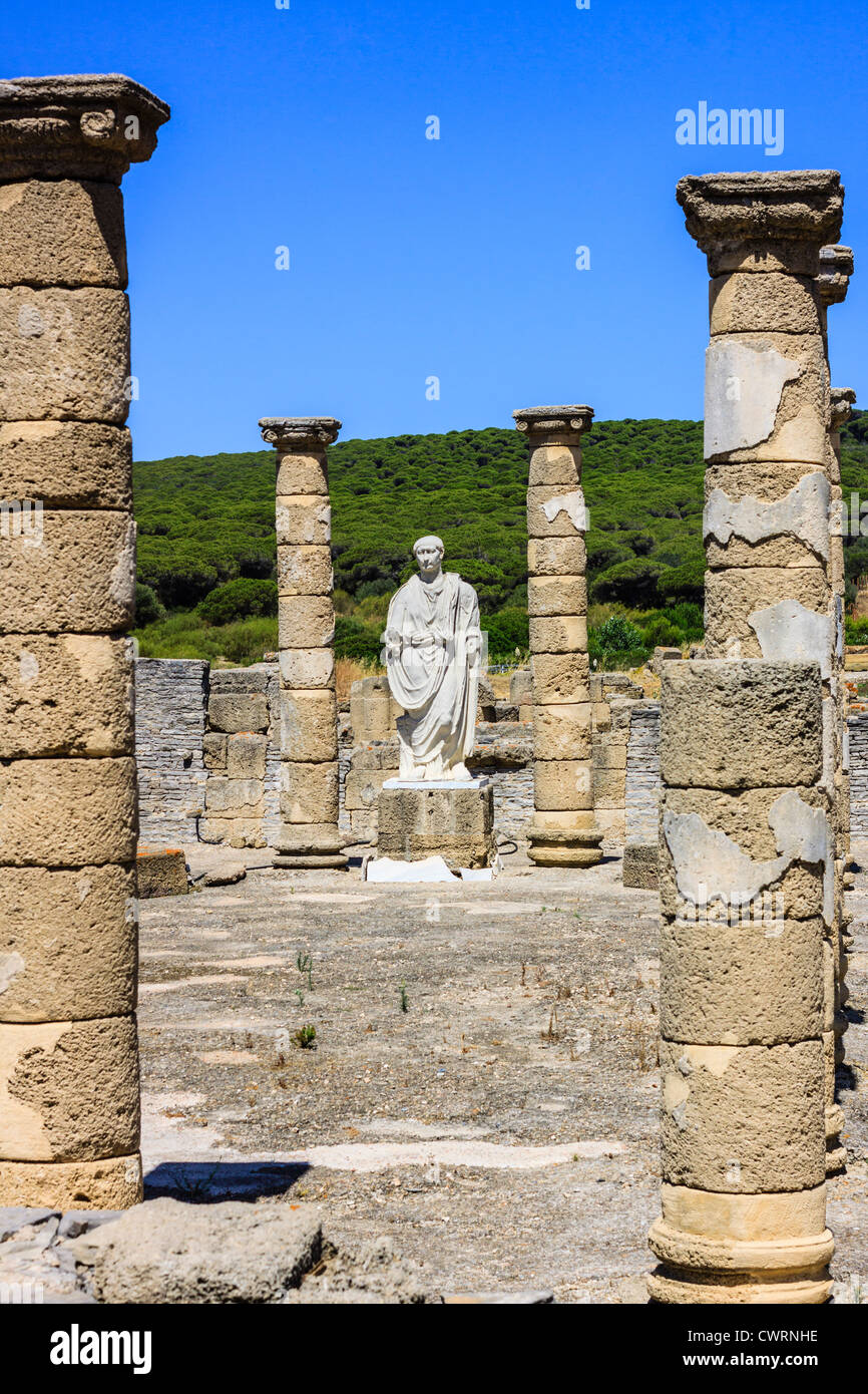 Traiano statua e Basilica presso le rovine Romane di Baelo Claudia a Bolonia beach , Tarifa , Cadice , Andalusia , Spagna Foto Stock