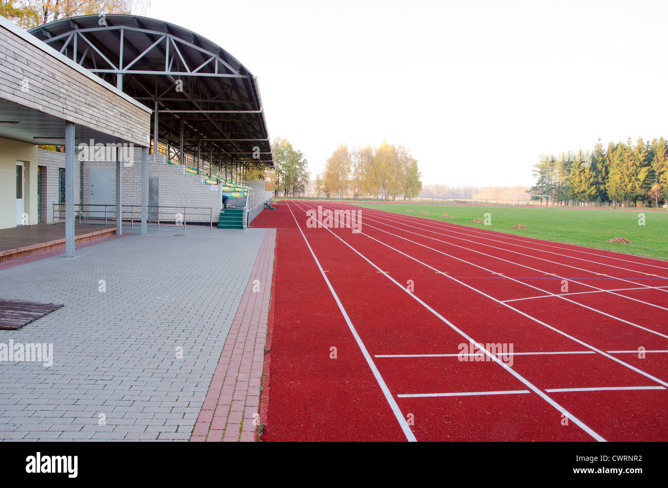 Athletics Stadium con piste da corsa e si erge e campo da calcio in medio Foto Stock