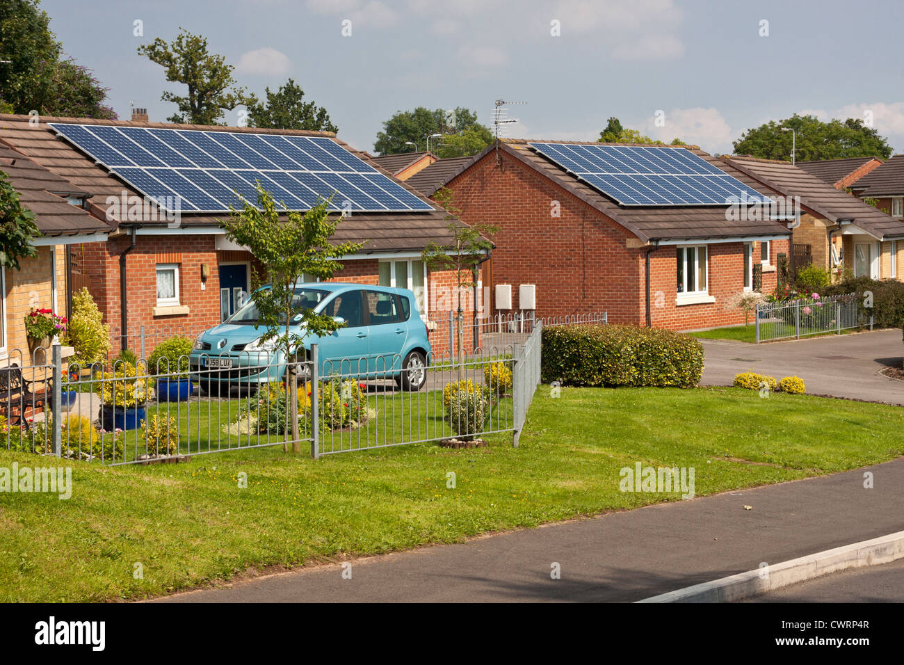 Solar pv pannelli fotovoltaici su bungalows, Creazione gratuita di elettricità. Foto Stock